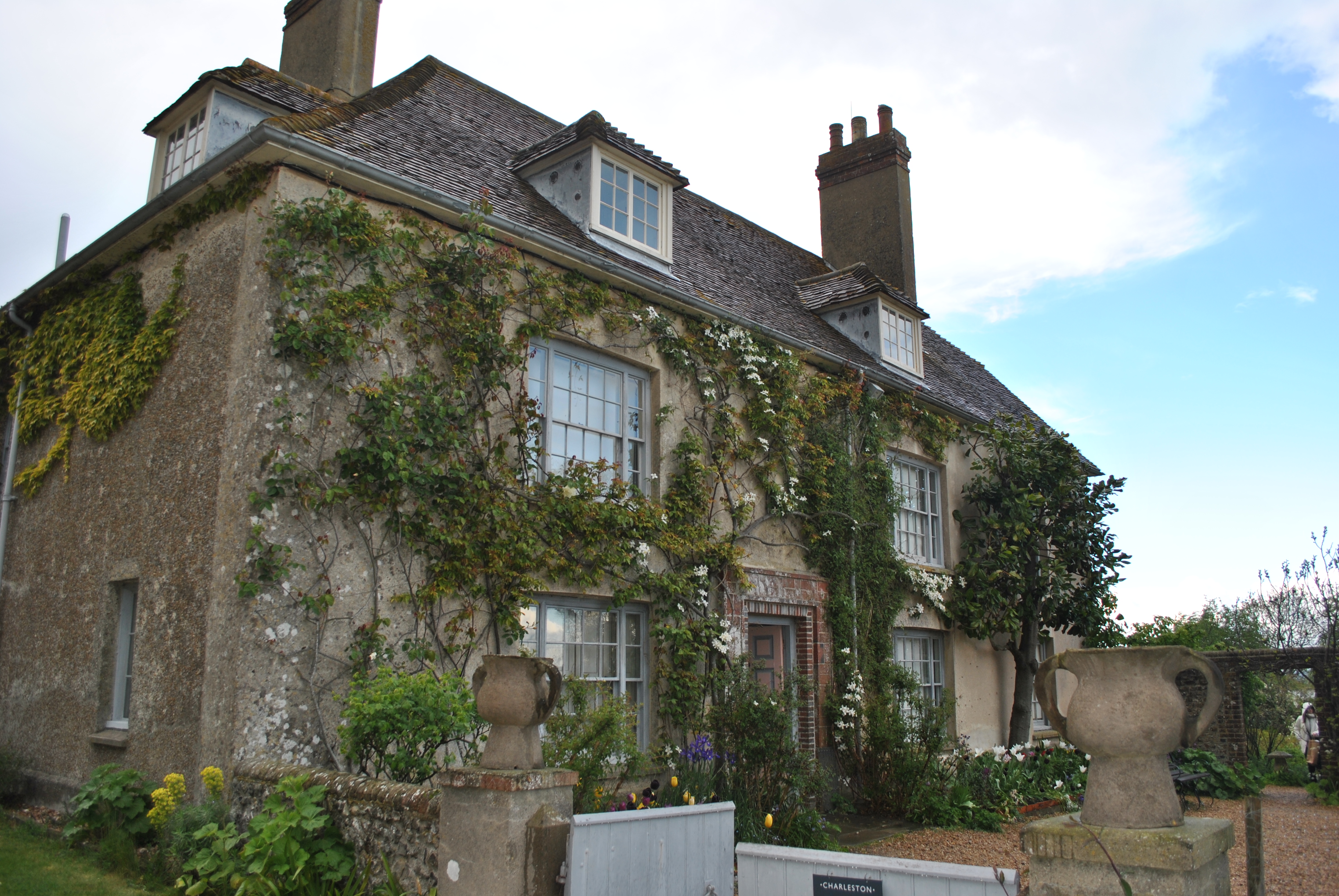 external image II_Charleston%20Farmhouse,%20Firle,%20UK.JPG